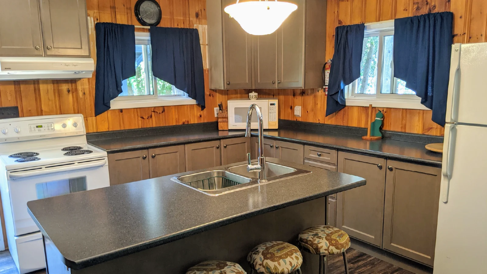 Pigeon-Lake-Resort-Cottage-eleven-kitchen-island